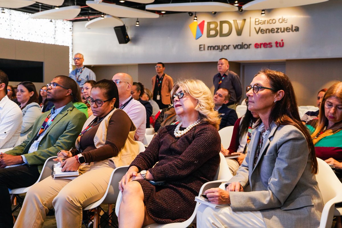 BcodeVenezuela's tweet photo. Capacitamos a nuestros colaboradores BDV sobre la Debida Diligencia del Cliente🏦

Con el análisis de perfiles, evaluación de riesgos e identificación de operaciones inusuales o sospechosas, fortalecemos la prevención para ofrecer soluciones financieras ágiles y personalizadas 🇻🇪 https://t.co/NOutggW15w