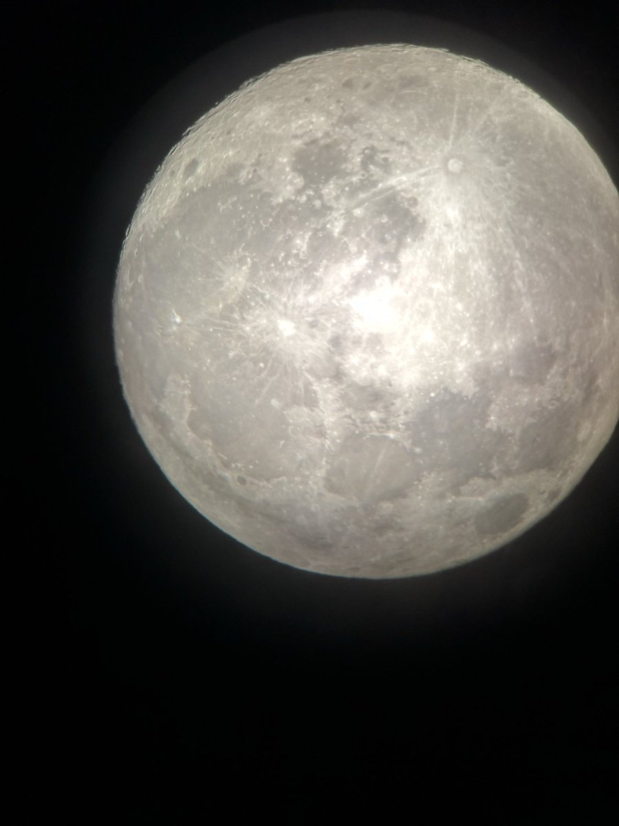 Trizbangtheory's tweet photo. 🌕 Esta noche hemos estado viendo la Luna con el telescopio del Observatorio Astronómico de Cantabria. 🔭🥳 https://t.co/ysAcWza0pL