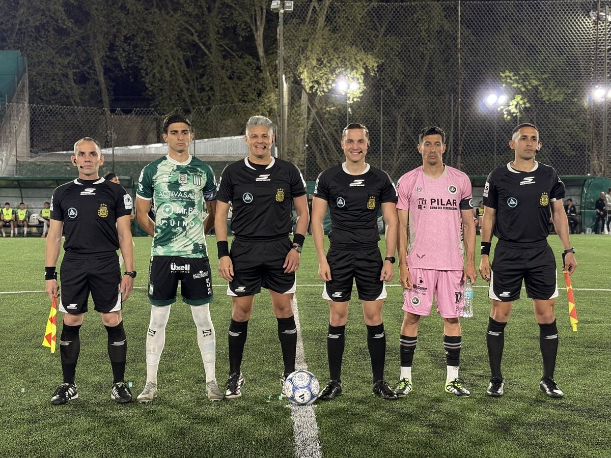 RealPilar_FC's tweet photo. ¡Ya se juega! ⚽️
#RealPilar se enfrenta a Excursionistas por la #Fecha37 de la #PrimeraB 2026.
#TodosJuntos 👑 https://t.co/UX0KVlmyDG