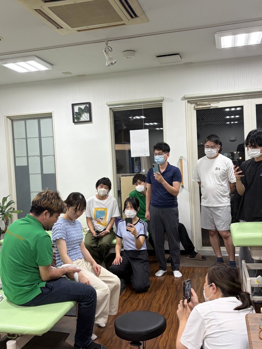rehamano2020's tweet photo. ADLコース 上衣操作について
今回は皮膚反応に着目して
ハンドリングを学びました😎
上衣の着脱には、接触する皮膚がとても重要です‼️
洋服が通過する感覚、ヒットする感じ
衣服の張りを自身の体で検知する必要があります☺️
そこで今回は皮膚反応を通して、実技を行いました🤩
https://t.co/W5S5mAy0lp https://t.co/Y4BSItJ9K1