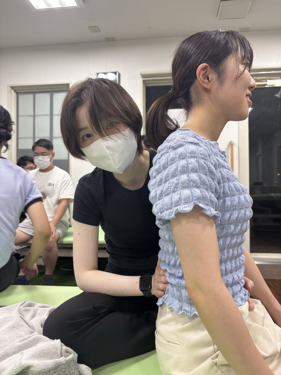 rehamano2020's tweet photo. ADLコース 上衣操作について
今回は皮膚反応に着目して
ハンドリングを学びました😎
上衣の着脱には、接触する皮膚がとても重要です‼️
洋服が通過する感覚、ヒットする感じ
衣服の張りを自身の体で検知する必要があります☺️
そこで今回は皮膚反応を通して、実技を行いました🤩
https://t.co/W5S5mAy0lp https://t.co/Y4BSItJ9K1