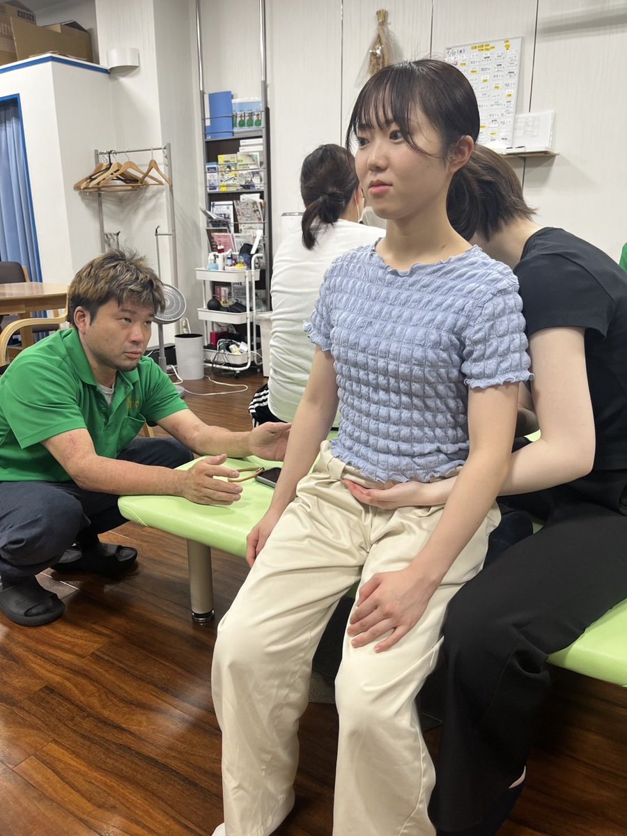 rehamano2020's tweet photo. ADLコース 上衣操作について
今回は皮膚反応に着目して
ハンドリングを学びました😎
上衣の着脱には、接触する皮膚がとても重要です‼️
洋服が通過する感覚、ヒットする感じ
衣服の張りを自身の体で検知する必要があります☺️
そこで今回は皮膚反応を通して、実技を行いました🤩
https://t.co/W5S5mAy0lp https://t.co/Y4BSItJ9K1