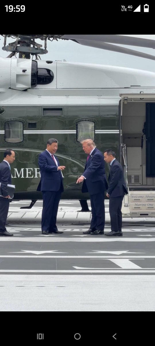 WaldusDemocraty's tweet photo. "XI tirou 800 milhões da pobreza, acabou com o sem-teto, navegou pelo campo minado das Sanções dos EUA para se tornar o único comerciante global e potência científica. Tudo o que Trump consegue fazer é exibir uma laje de concreto de seu heliporto, patético." https://t.co/LJA0qQqn2K