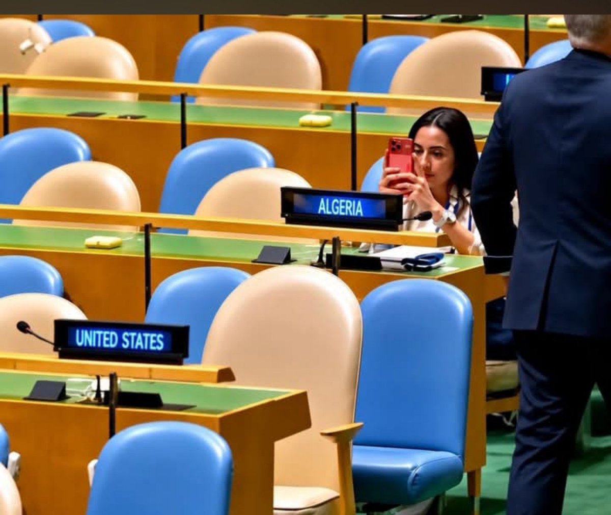 NeillyCohen's tweet photo. أثناء تسجيل اسامي الدول المنسحبة من طرف احد مبعوثين الوفد الاسرائيلي 🇮🇱 

واحدة من وفد الجزائر  🇩🇿 ركضت و جلست بسرعة  قبل أن تسجل منسحبة 

ليش خايفين يا كراغلة 😂😂😂😂😂

والله مسخرة وجلست تصور كلمة نتنياهو https://t.co/4ZTcB4v1rR
