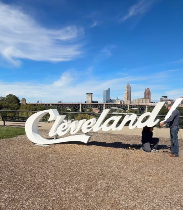 updatecharts's tweet photo. A Prefeitura de Cleveland adicionou um “!” ao letreiro da cidade em homenagem a “Cleveland!”, nova música de Taylor Swift. https://t.co/7cn71beNbF