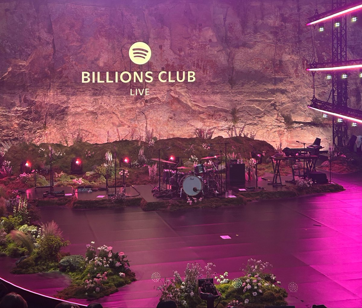 wbertafawdsg's tweet photo. the unraveled tour stage is reminding me sm of this (someone bring me there pls) https://t.co/wHFB1q6edH