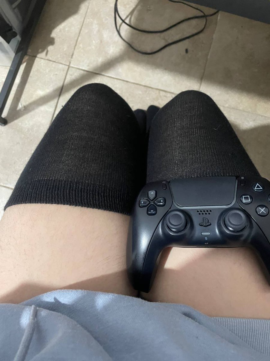 FemboyTrasher's tweet photo. ¿Alguien quiere jugar conmigo? 🎮
#femboy #femboythigh #femboyfriday https://t.co/9ymbhuBM9N