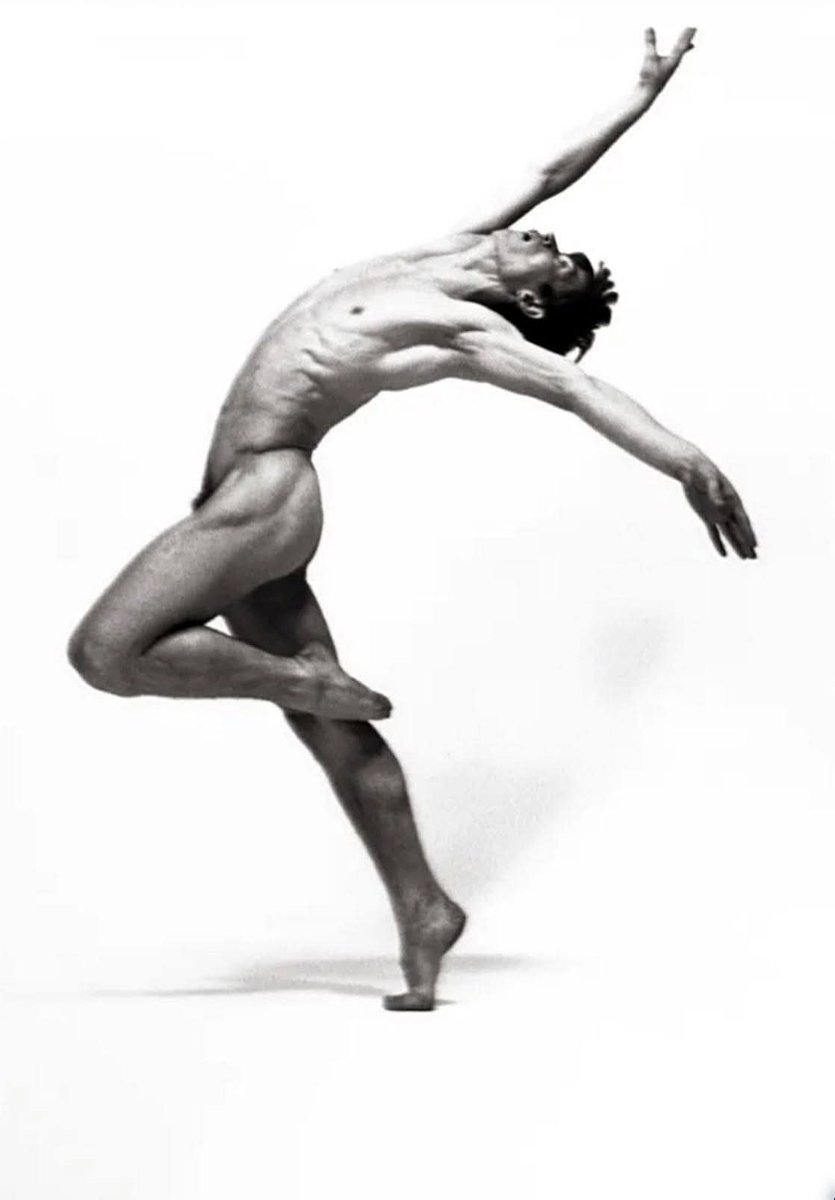 ProustCinema's tweet photo. Rudolph Nureyev in Paris, photographed by Richard Avedon (1961) https://t.co/JfHdppkOpo
