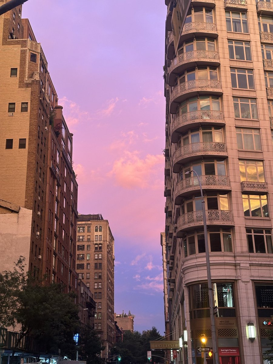 SaraSchon's tweet photo. pixar skies over manhattan ahead of tomorrow’s nor’easter https://t.co/93anTH2Dga
