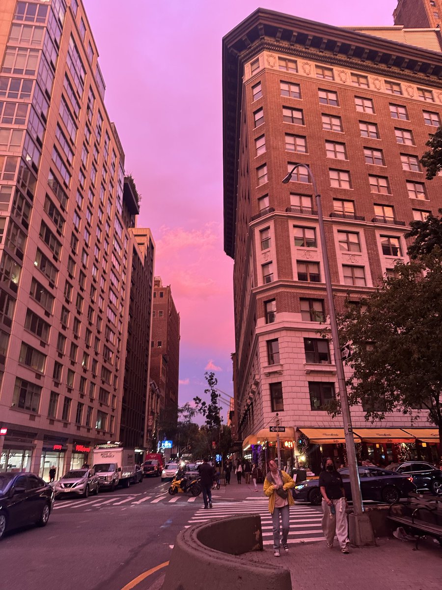 SaraSchon's tweet photo. pixar skies over manhattan ahead of tomorrow’s nor’easter https://t.co/93anTH2Dga