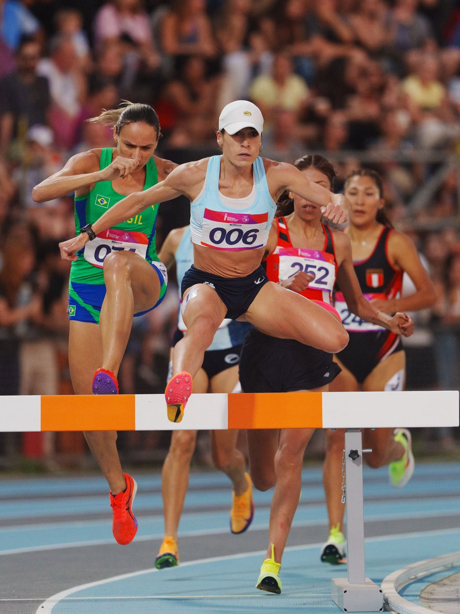 PanamSports's tweet photo. 🇦🇷 ¡ORO Y RÉCORD PARA BELÉN CASETTA! 🥇🔥

La argentina conquistó los 3000 metros con obstáculos con un tiempo de 9:35.44 y estableció un nuevo récord de los Juegos Suramericanos.

📲 Sigue disfrutando Santa Fe 2026 por Panam Sports Channel.

#PanamSports #Suramericanos2026 #Atletismo #Argentina