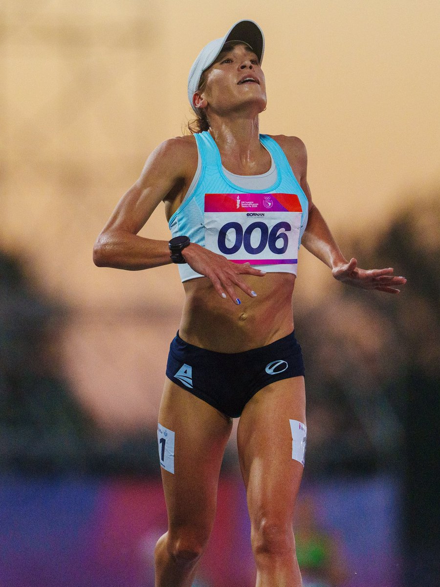 PanamSports's tweet photo. 🇦🇷 ¡ORO Y RÉCORD PARA BELÉN CASETTA! 🥇🔥

La argentina conquistó los 3000 metros con obstáculos con un tiempo de 9:35.44 y estableció un nuevo récord de los Juegos Suramericanos.

📲 Sigue disfrutando Santa Fe 2026 por Panam Sports Channel.

#PanamSports #Suramericanos2026 #Atletismo #Argentina