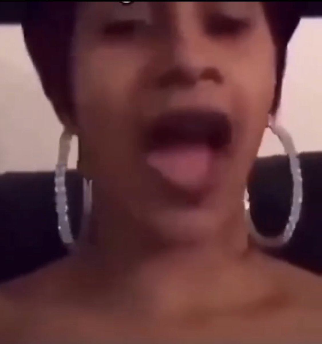 cardibdefend8's tweet photo. TMZ is irrelevant but they ate with this pic 💀☠️😭 I know she Gonna rant and call harvey…. https://t.co/ygOJG3MWyq