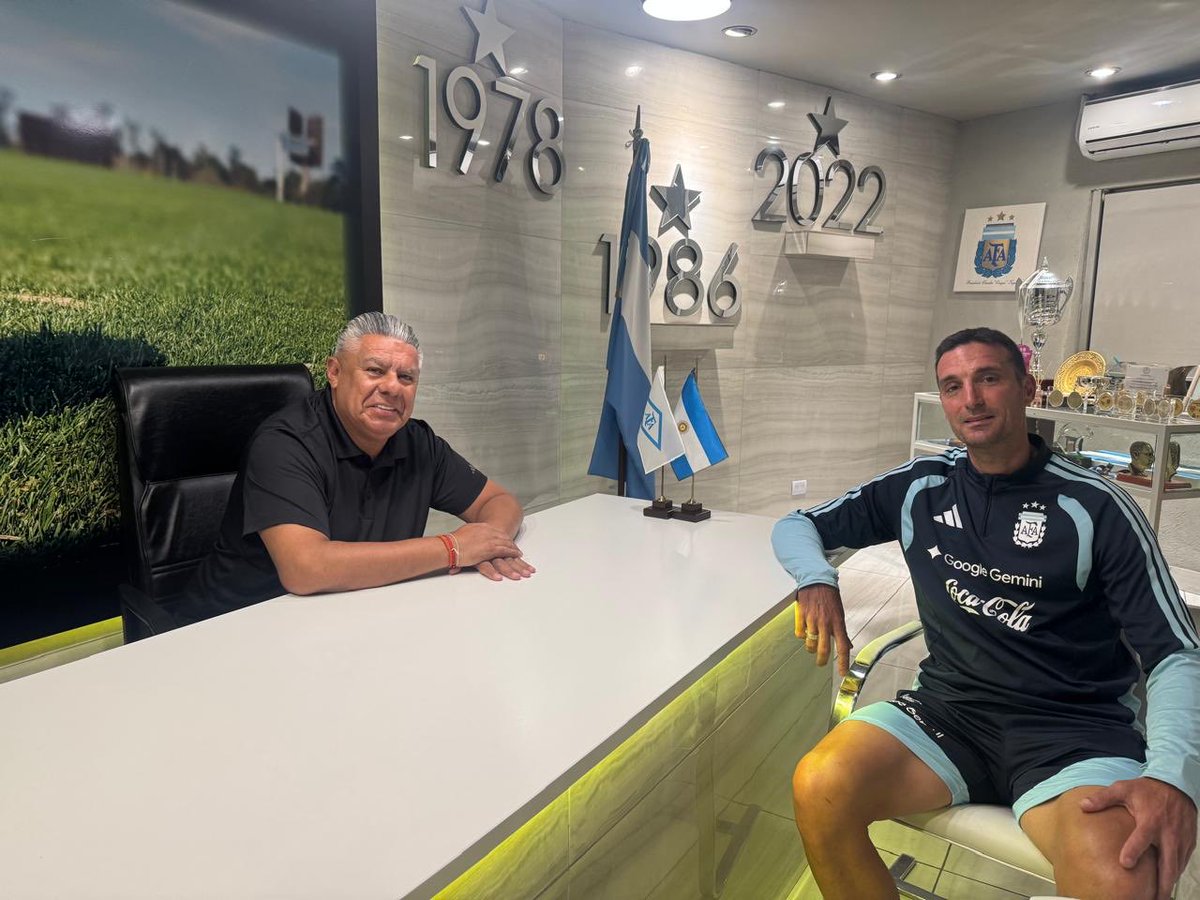 Argentina's tweet photo. #SelecciónMayor Comenzaron las charlas entre el Presidente de la @afa, Claudio Tapia y el entrenador Lionel Scaloni,  por la renovación de su vínculo al mando del equipo albiceleste. https://t.co/2Yhki7a8Zf