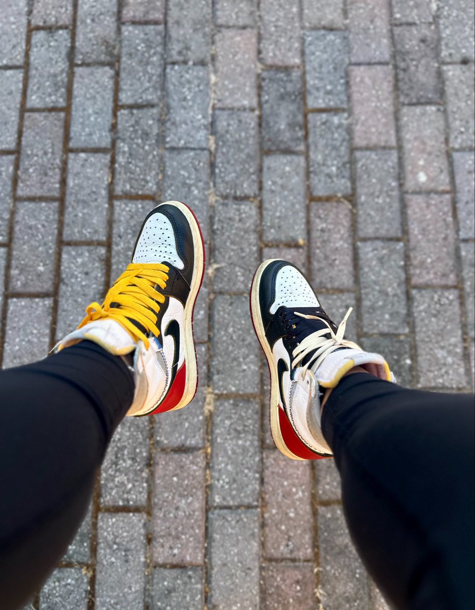 VeronosaurusRex's tweet photo. feet. https://t.co/HcGAtK77TY