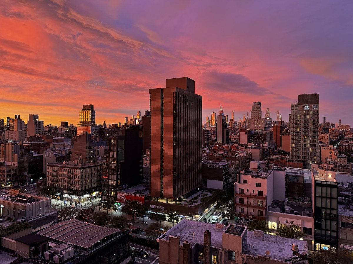 svershbow's tweet photo. A wild sunset in nyc tonight ahead of tomorrow's storm. https://t.co/3o7iA1bXRE