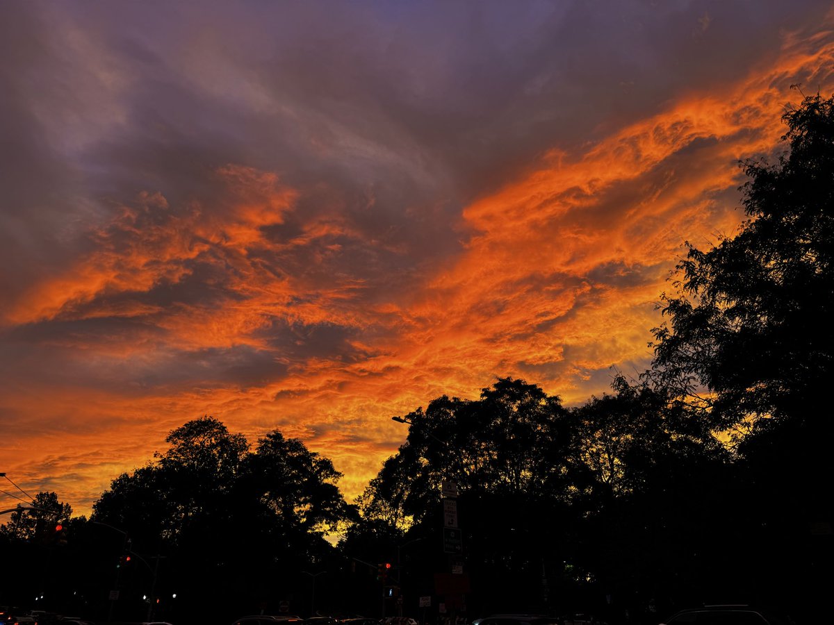svershbow's tweet photo. A wild sunset in nyc tonight ahead of tomorrow's storm. https://t.co/3o7iA1bXRE