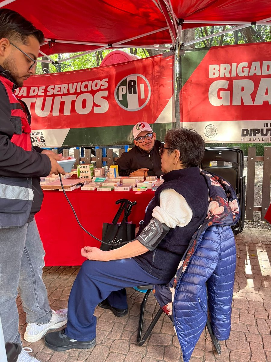 MxDiputados's tweet photo. Con el liderazgo de la Dip. @TaniaLariosMX Coordinadora del #GPPRI en la #CDMX siguimos con las Brigadas acercando a los vecinos servicios gratuitos de primer necesidad, hoy viernes en la Alcaldía Cuauhtémoc. 
Desde  el @PRI_Nacional se resuelve en territorio y #cercanosalagente. https://t.co/nJi9c462rs