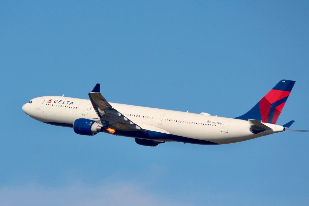 ivancp25's tweet photo. #IncidenteAéreo de #Airbus #A330 de #UnitedAirlines (N813NW) vuelo #DL195. Fallo de motor izquierdo en despegue por pista 24R Aeropuerto #Barcelona (LEBL) #Cataluña #España 🇪🇸. Destino Atlanta, detuvo ascenso, realizó esperas y tomó con seguridad por la 24R. Sin heridos. 25-09-26 https://t.co/XbIKXDHZ4M
