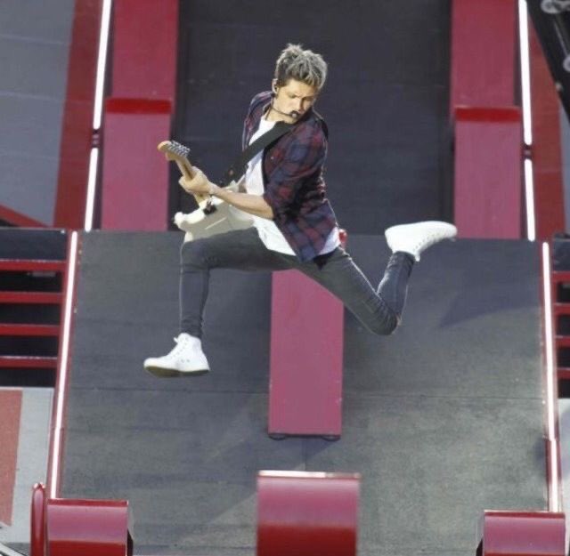 Niallupdatesnh's tweet photo. NIALL DOING THE ICONIC JUMP 12 YEARS LATER 😭 https://t.co/TBPMXn3aUN