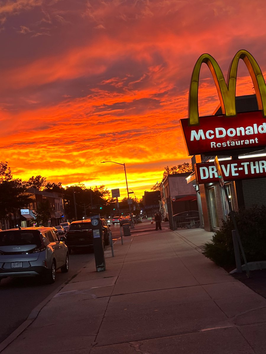EMPlRESTATENY's tweet photo. McDonald’s Sunset 🌅 #SunsetMood #sunset #weekend #friday #mcdonalds https://t.co/YSXJLqH6qH