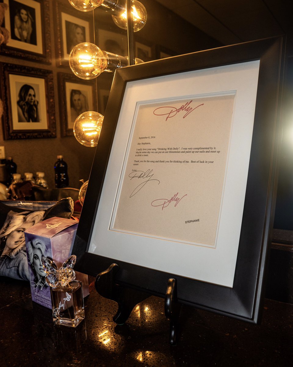 StephanieQuayle's tweet photo. Here’s to the voice that encouraged our voices to have wings 🦋 I will always love you @DollyParton. We Dolly on 9 to 5, 5 to 9, all the time. Happy Dolly Day! 💕

📸: @itskaylaeileen https://t.co/ZyQlOH8Bfk