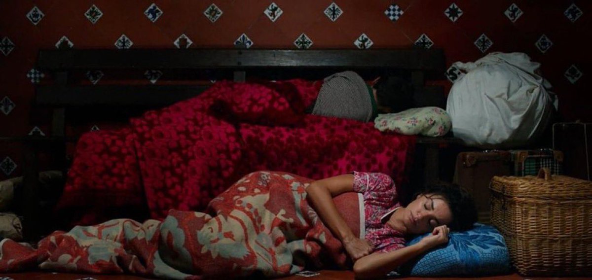 apuntesdecineff's tweet photo. ⚫️ Dolor y Gloria
⚪️ dir. Pedro Almodóvar
"Mamá… siento mucho no haber sido nunca el hijo que tú deseabas. Cuando decías, “¿A quién habrá salido este niño?”, no lo decías precisamente con orgullos. Y yo me daba cuenta. Simplemente por ser como soy. Lo siento mucho."
#deCINE https://t.co/MAs0No1Ngm