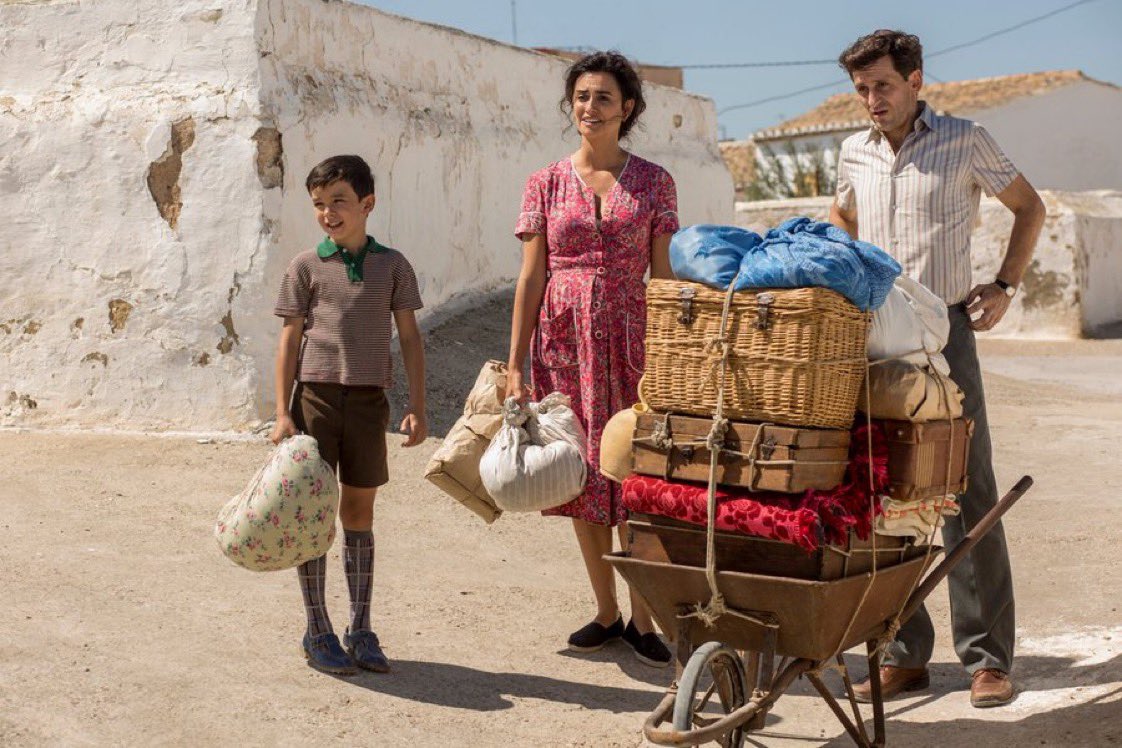 apuntesdecineff's tweet photo. ⚫️ Dolor y Gloria
⚪️ dir. Pedro Almodóvar
"Mamá… siento mucho no haber sido nunca el hijo que tú deseabas. Cuando decías, “¿A quién habrá salido este niño?”, no lo decías precisamente con orgullos. Y yo me daba cuenta. Simplemente por ser como soy. Lo siento mucho."
#deCINE https://t.co/MAs0No1Ngm