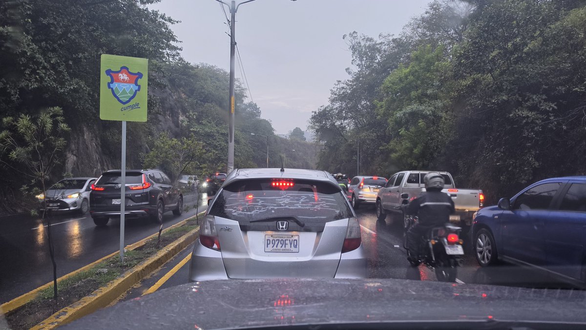 doctoraclaudia's tweet photo. Voy a entrar en un brote psicotico en estos momentos... asi al borde de la locura, no soy  fan de la paciencia, ni del trafico, ni los motoristas, que si tuviera una mi botella de vino aqui conmigo ahorita ya me la hubiera acabado yo sola 😡🤬 un like y la pido a pedidos ya 😂😅 https://t.co/XV5PadMnxg
