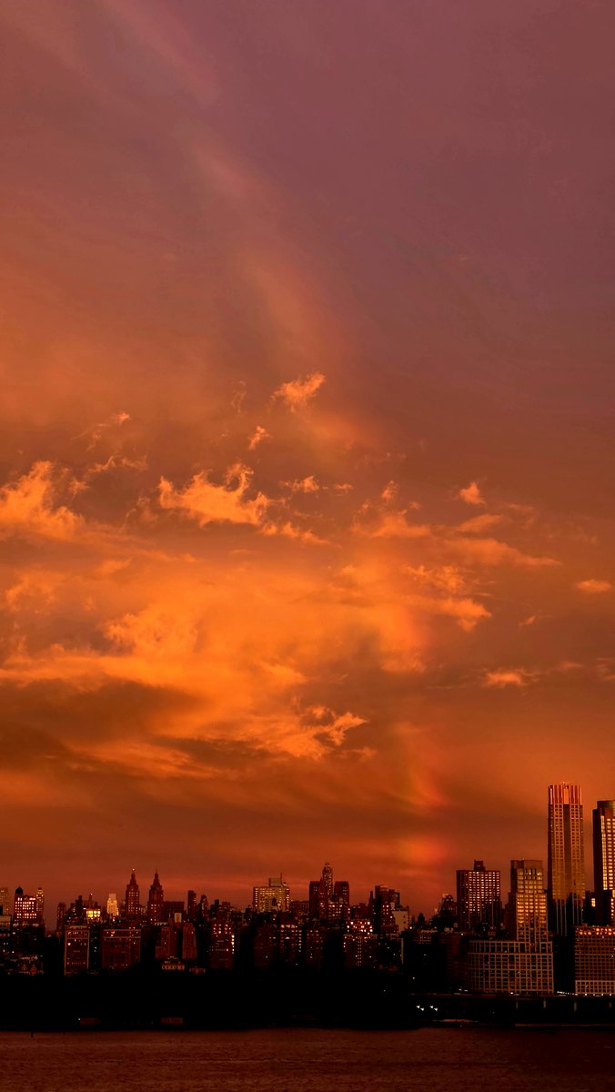 wtz's tweet photo. Another beautiful sunset over #Manhattan tonight 🌅 — with a bonus #rainbow 🌈 as a Nor’easter approaches the Tri-State and New England regions.

📸 Photo by https://t.co/QLibHkPCtC

#noreaster #newyorkcity #clouds #sunset https://t.co/zu5fRcwCxZ