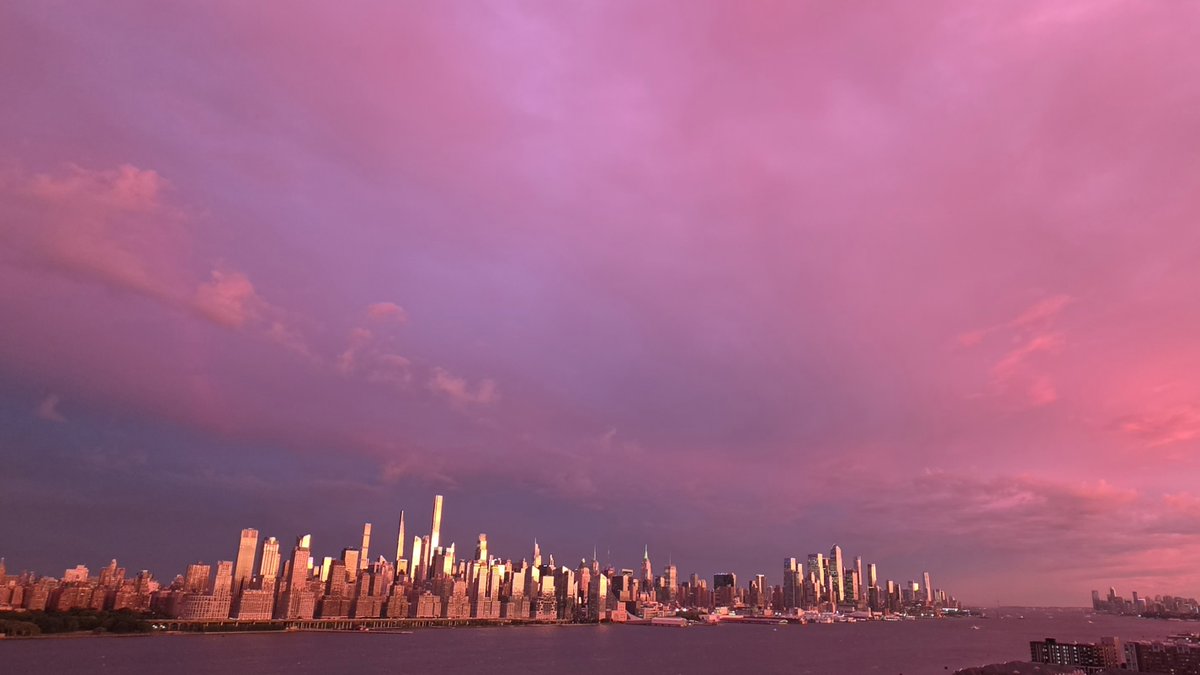 wtz's tweet photo. Another beautiful sunset over #Manhattan tonight 🌅 — with a bonus #rainbow 🌈 as a Nor’easter approaches the Tri-State and New England regions.

📸 Photo by https://t.co/QLibHkPCtC

#noreaster #newyorkcity #clouds #sunset https://t.co/zu5fRcwCxZ