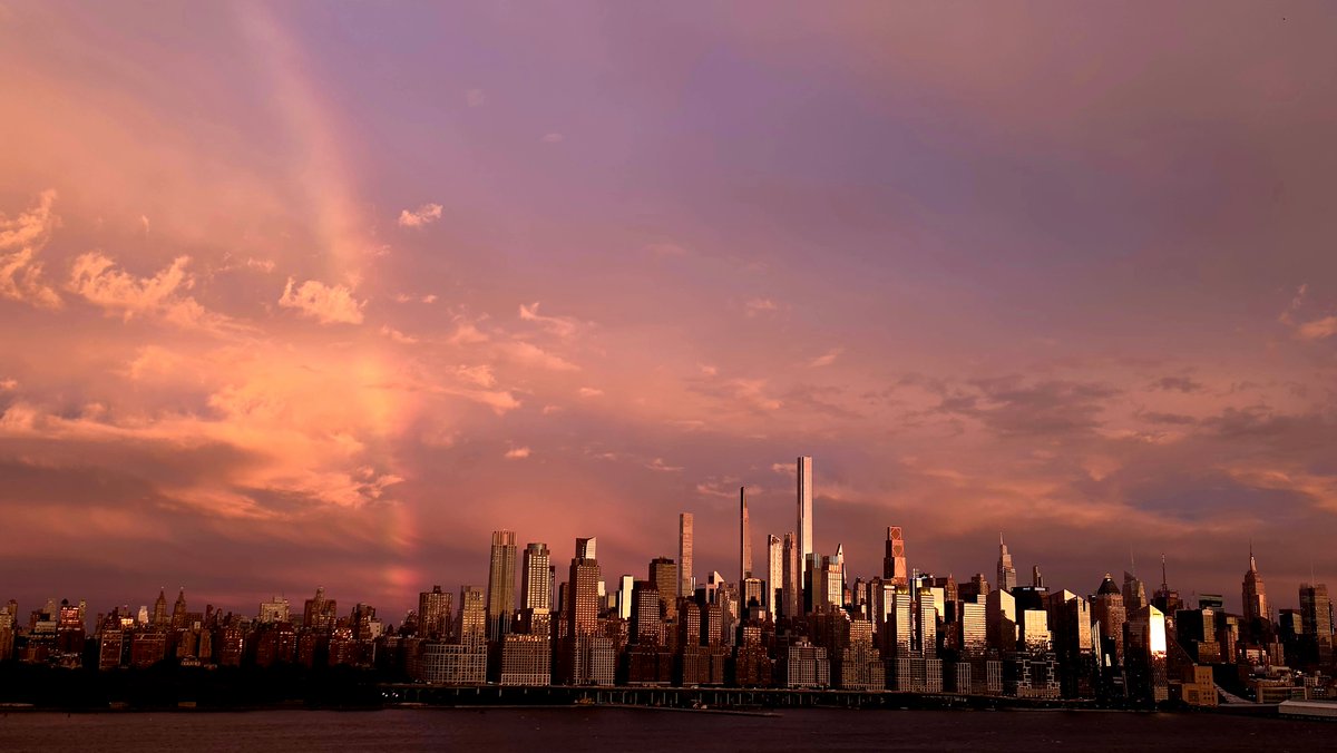 wtz's tweet photo. Another beautiful sunset over #Manhattan tonight 🌅 — with a bonus #rainbow 🌈 as a Nor’easter approaches the Tri-State and New England regions.

📸 Photo by https://t.co/QLibHkPCtC

#noreaster #newyorkcity #clouds #sunset https://t.co/zu5fRcwCxZ