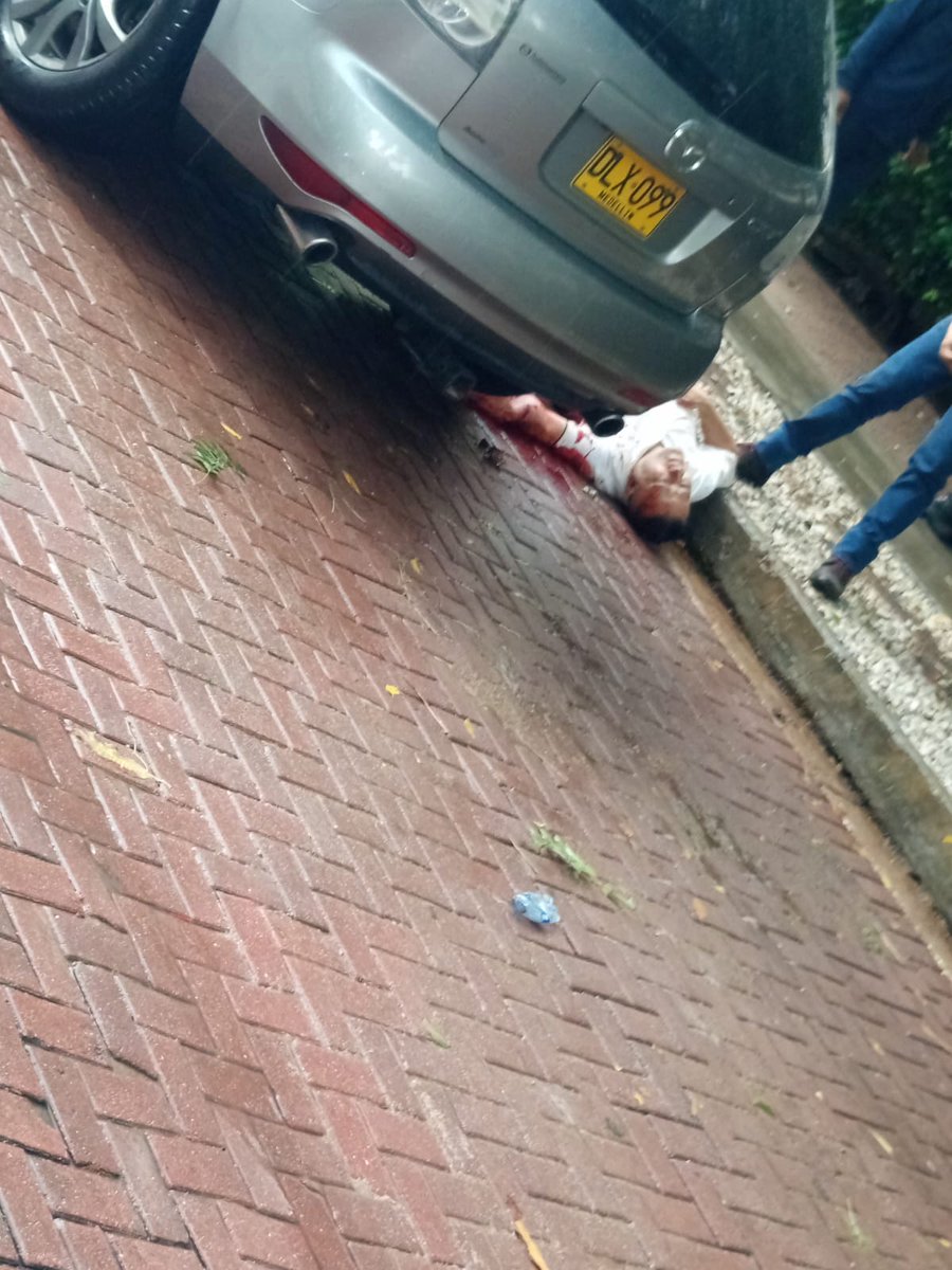 Maximo_NoriegaR's tweet photo. ¿Y ahora a quién culpará @AlejandroChar por el septiembre negro que estamos viviendo en Barranquilla y su área metropolitana? Atentado contra ciudadano al norte de Barranquilla esta tarde. 

Necesitamos soluciones de fondo, no shows baratos. Pónganse serios con la seguridad resolviendo los problemas de fondo, no empeorándolos.