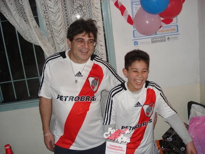 Festevez21_'s tweet photo. Mi primer camiseta de River, me la regaló mi viejo. Me llevó a Rivermania y me preguntaron qué número quería estamparle. Ortega? Falcao? Abreu? No, yo quería la 30 de Buonanotte. Me dijeron que tenían el 30 pero no el apellido Buonanotte, igual me la estampe, y es la camiseta que más amé, mi primer campeonato en cancha. Me hizo amar el futbol, sos lo más grande que hay enano 🫶🏻