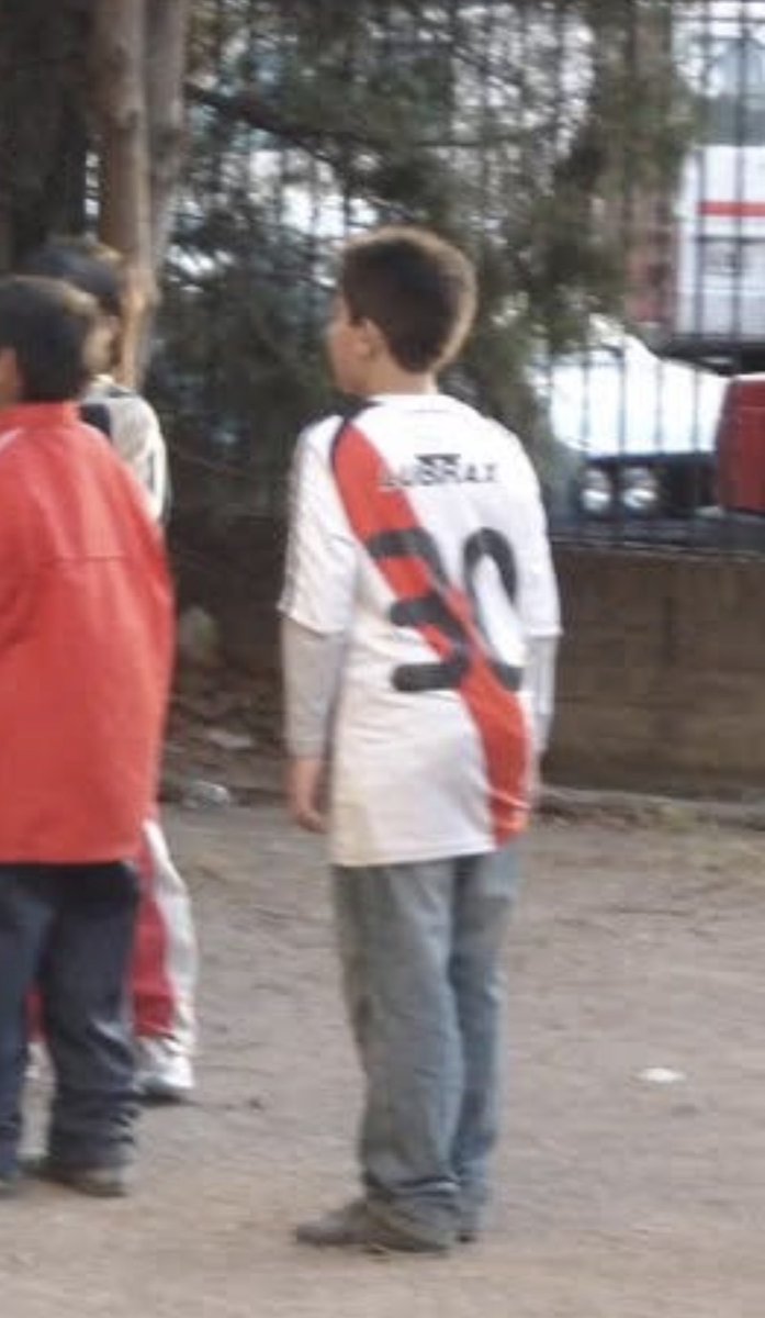 Festevez21_'s tweet photo. Mi primer camiseta de River, me la regaló mi viejo. Me llevó a Rivermania y me preguntaron qué número quería estamparle. Ortega? Falcao? Abreu? No, yo quería la 30 de Buonanotte. Me dijeron que tenían el 30 pero no el apellido Buonanotte, igual me la estampe, y es la camiseta que más amé, mi primer campeonato en cancha. Me hizo amar el futbol, sos lo más grande que hay enano 🫶🏻
