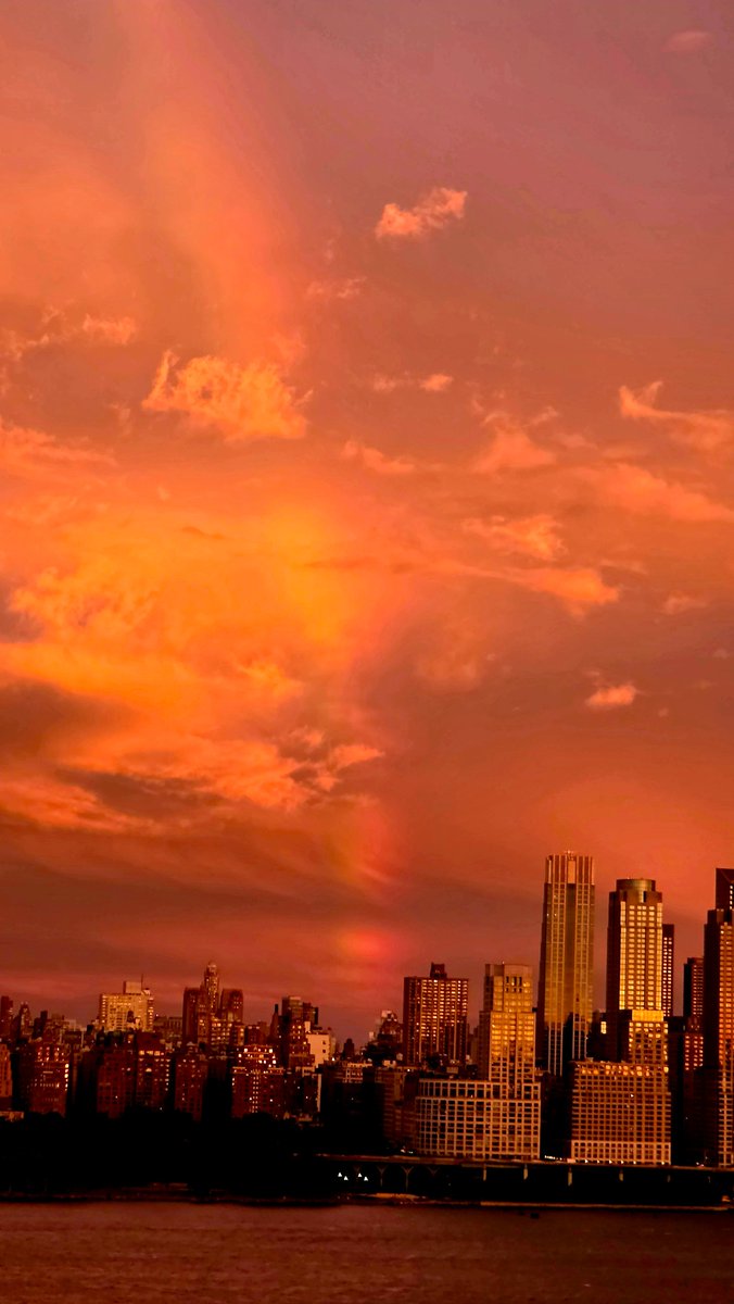 wtz's tweet photo. Another beautiful sunset over #Manhattan tonight 🌅 — with a bonus #rainbow 🌈 as a Nor’easter approaches the Tri-State and New England regions.

📸 Photo by https://t.co/QLibHkPCtC

#noreaster #newyorkcity #clouds #sunset https://t.co/zu5fRcwCxZ