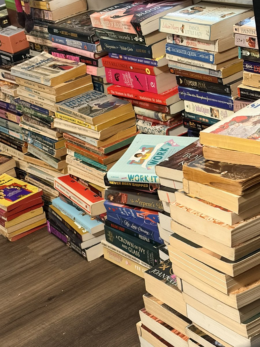 cosmicaity's tweet photo. SELLING ALL MY BOOKS IF YALL ARE INTERESTED. 

https://t.co/IW48gaOvWQ https://t.co/717DE44RAF