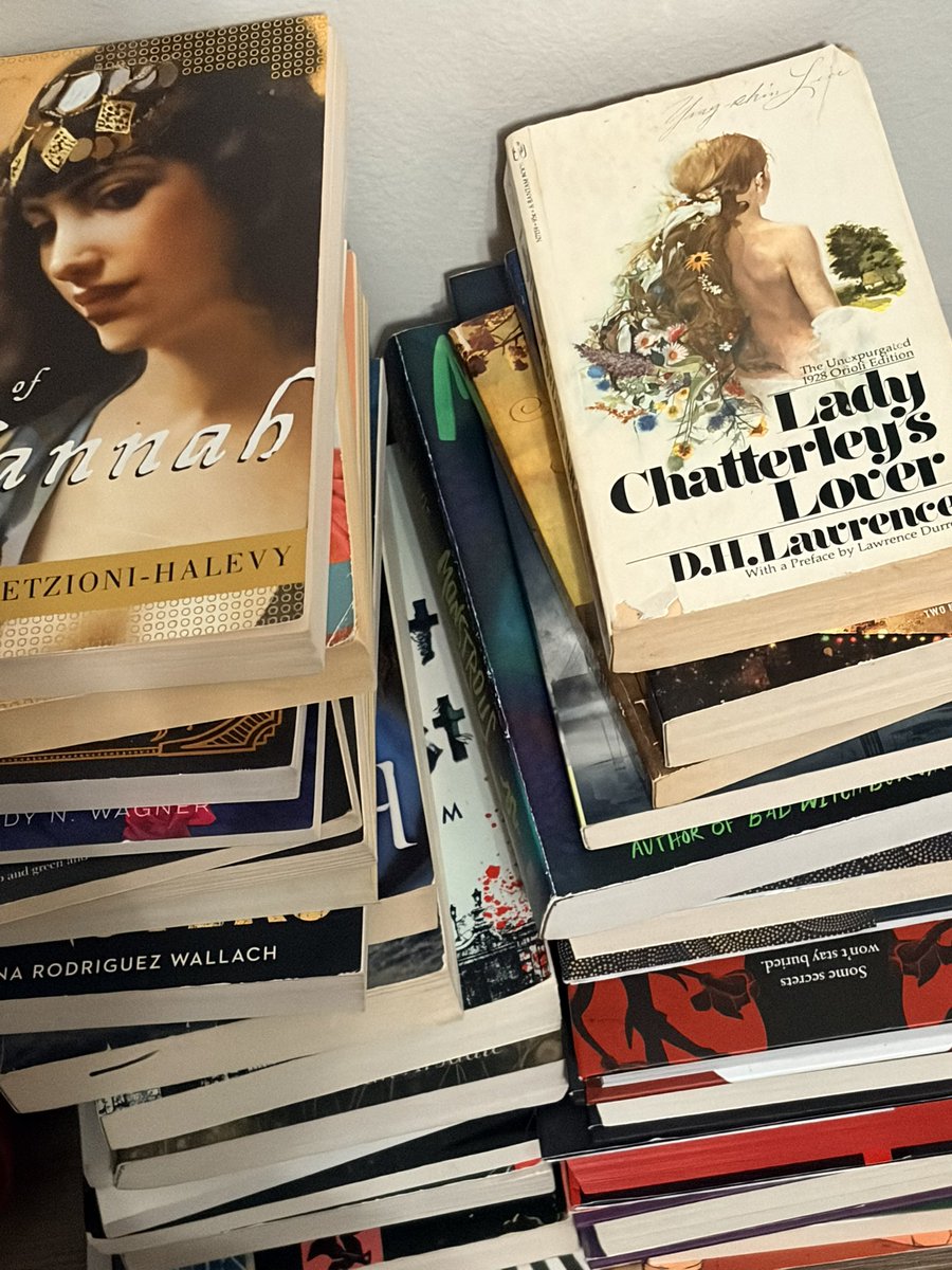 cosmicaity's tweet photo. SELLING ALL MY BOOKS IF YALL ARE INTERESTED. 

https://t.co/IW48gaOvWQ https://t.co/717DE44RAF
