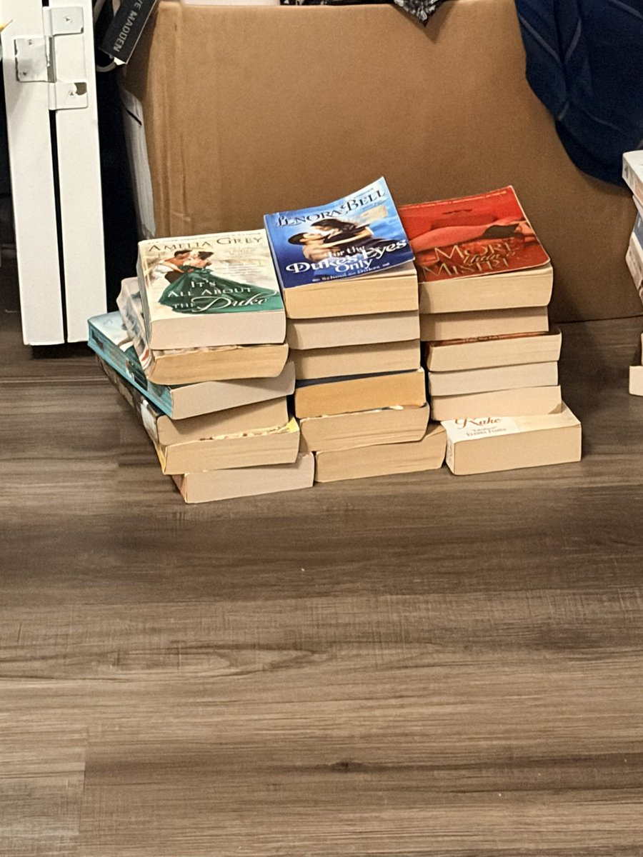 cosmicaity's tweet photo. SELLING ALL MY BOOKS IF YALL ARE INTERESTED. 

https://t.co/IW48gaOvWQ https://t.co/717DE44RAF