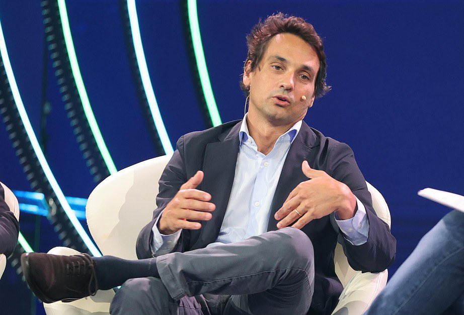 Sporting_CPAdep's tweet photo. ANDRÉ BERNARDO, vice-presidente do Sporting: “O Sporting já provou que tem talento, metodologia e condições para ser, tal como Portugal num todo, um ponto de grande desenvolvimento nesta cadeia de valor.”

“Somos muito bons a formar jogadores, temos o lado cultural, de conhecimento. Fazemos parte de um ecossistema maior, temos o papel de formar e vender e já mostrámos que sabemos lucrar com isso. Podemos fazer isso enquanto liga, se trabalharmos juntos e deixarmos a competição para dentro do campo.”