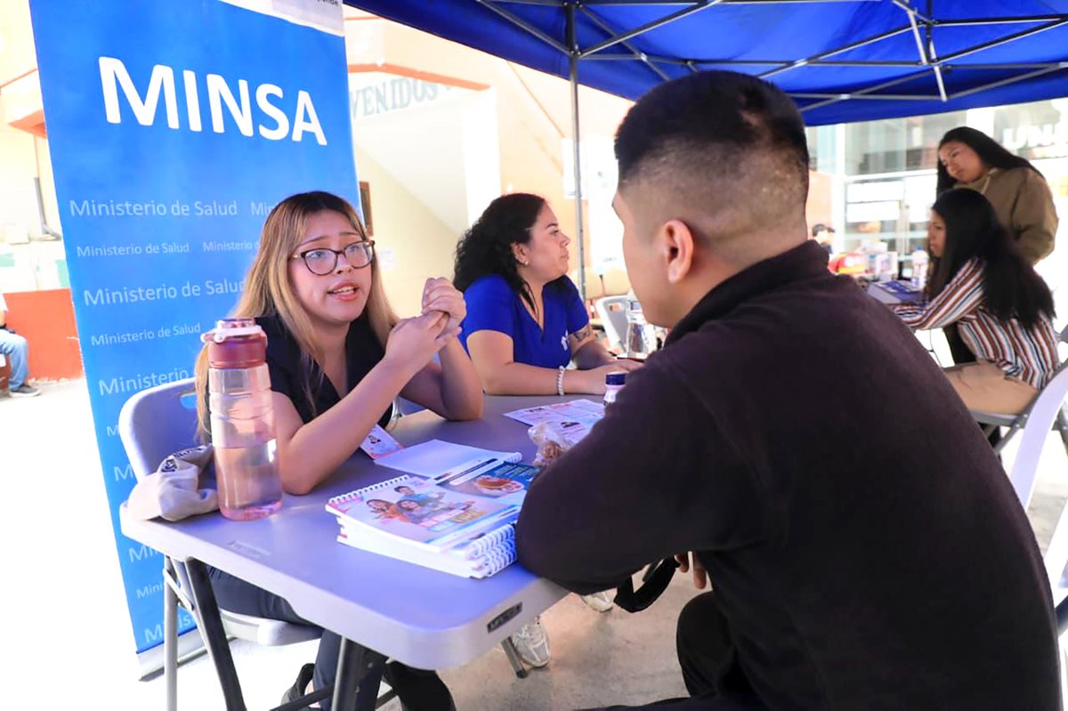 Minsa_Peru's tweet photo. ¡Tu salud también merece un check! ✅
El #Minsa busca promover el bienestar integral de los jóvenes, con énfasis en la prevención del VIH/sida y las infecciones de transmisión sexual. Hoy, “Check a tu salud” llegó a la Universidad Nacional Federico Villarreal, donde más de 1000 estudiantes accedieron a servicios médicos esenciales, como:
🔬 Tamizaje de VIH, sífilis y hepatitis B.
💉 Vacunación contra el tétanos, VPH (hasta los 18 años), hepatitis B e influenza.
🦷 Atención en salud bucal e integral.
👨👩👧👦 Consejería en planificación familiar.