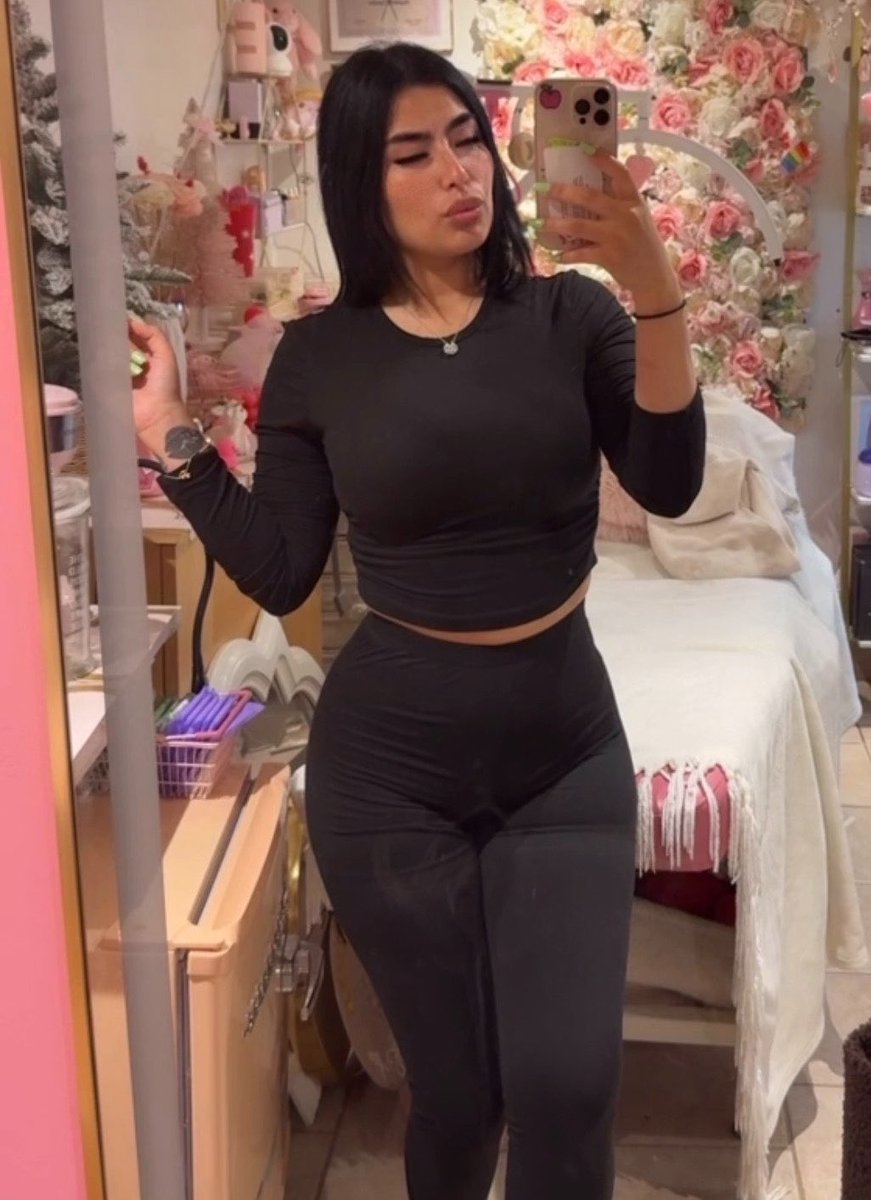 AriasVirus's tweet photo. 🖤de negro pero no hay luto pa nadie🖤🪄 https://t.co/SdJVdVKfGb