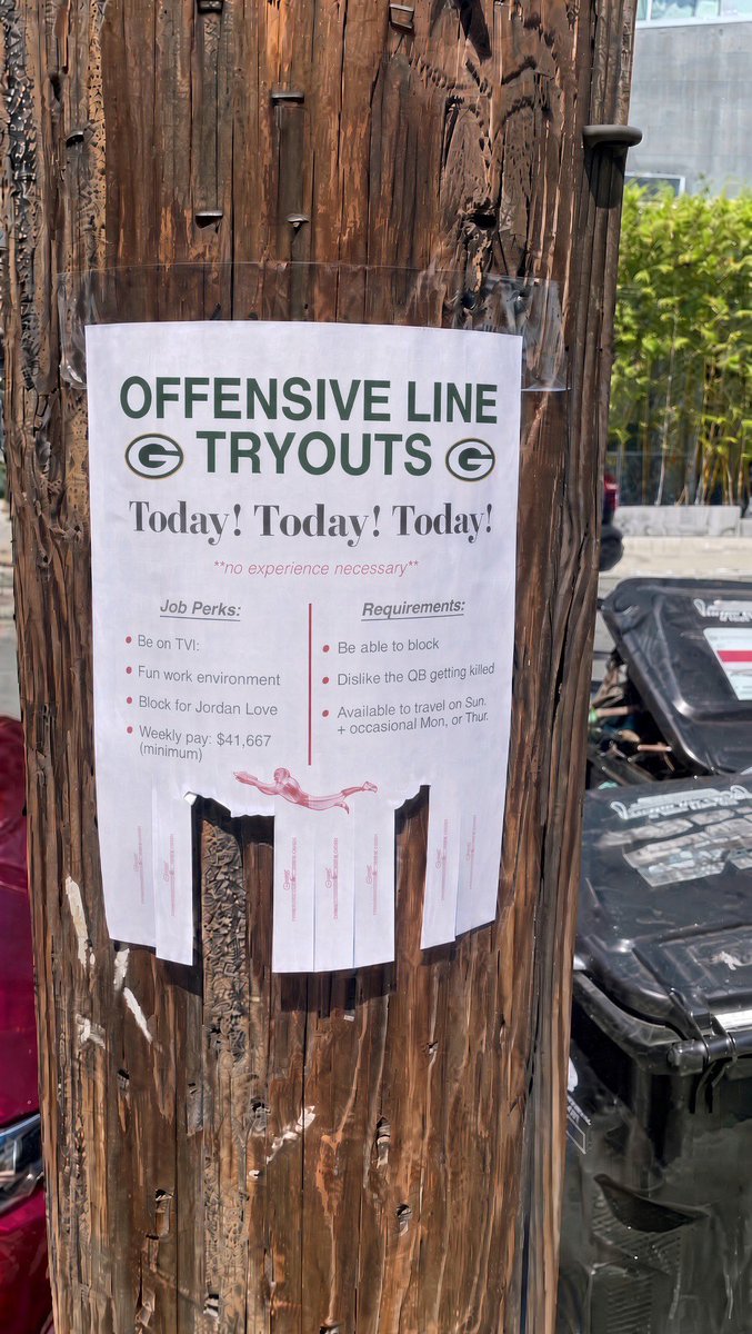 MatthewMKE98's tweet photo. Just saw this outside Lambeau Field

Better report tomorrow morning https://t.co/M0ayOOHPm7