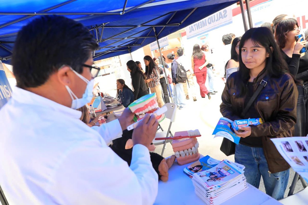 Minsa_Peru's tweet photo. ¡Tu salud también merece un check! ✅
El #Minsa busca promover el bienestar integral de los jóvenes, con énfasis en la prevención del VIH/sida y las infecciones de transmisión sexual. Hoy, “Check a tu salud” llegó a la Universidad Nacional Federico Villarreal, donde más de 1000 estudiantes accedieron a servicios médicos esenciales, como:
🔬 Tamizaje de VIH, sífilis y hepatitis B.
💉 Vacunación contra el tétanos, VPH (hasta los 18 años), hepatitis B e influenza.
🦷 Atención en salud bucal e integral.
👨👩👧👦 Consejería en planificación familiar.
