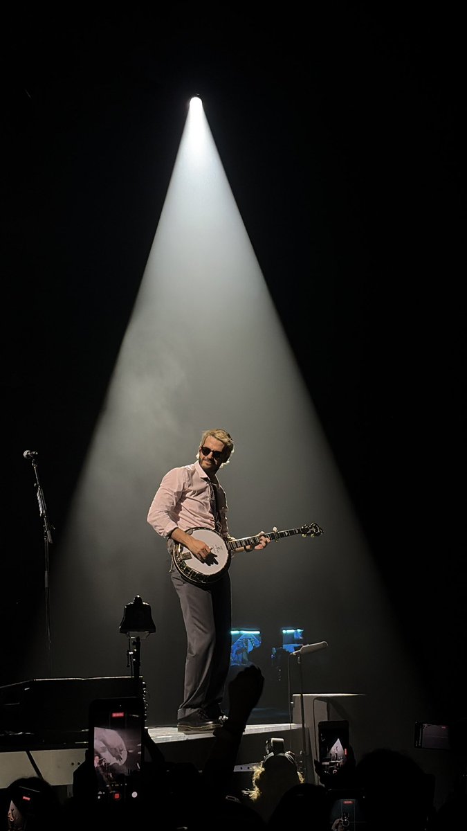 CriticHada's tweet photo. Puede ser que la mayoría de mis fotos y videos del recital de #Morat sean de Villa. Igual los amo a todos ♥️ https://t.co/aw2wVAbHf3