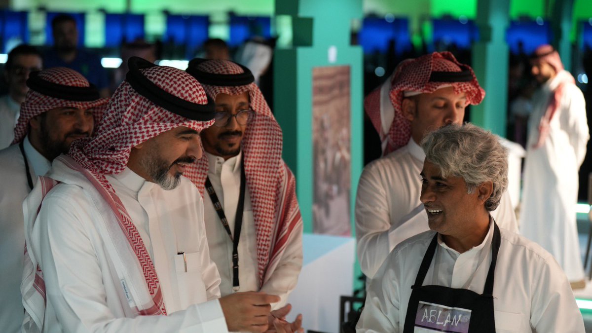 NBM_GOV's tweet photo. زيارة فريق برنامج معازيب العقار لاحتفالات اليوم الوطني، وسط أجواء وطنية وتراثية تعكس أصالة المكان وفرحة المناسبة 🇸🇦

سعدنا بحضورهم ومشاركتهم أهالي عرعر هذه الليالي الوطنية.

#اليوم_الوطني_السعودي #عزنا_بطبعنا 
#أمانة_منطقة_الحدود_الشمالية https://t.co/VngbQmvHWB