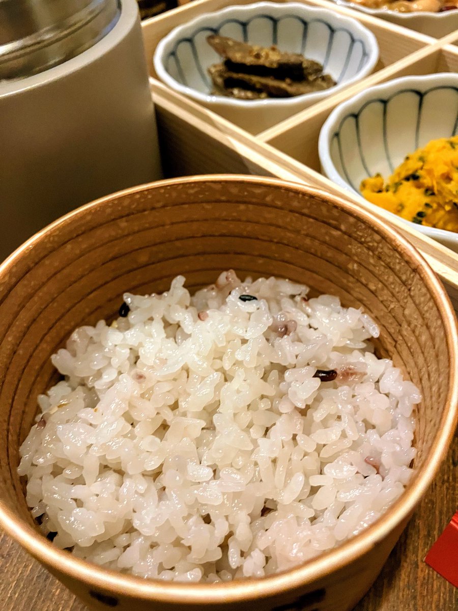 akudaikanZ's tweet photo. 銀週三日目 朝餉🍚🍻😈☔️

#大正浪漫夢通り にある、
#養生めし菜の香 さんから、
朝イチで朝餉が届きましたよ✨️

🌟秋の養生朝ごはん
・きのこと松の実の醤油麹和え 
・かぼちゃの黒ごまサラダ 
・粒ﾏｽﾀｰﾄﾞ香るごぼうのきんぴら
・お豆の醤油麹サラダ
・養生スープ
・十五穀米ごはん

🌟COEDOビール🍻🤪✨️

めっちゃ体に良すぎる‼️
悪代官のくせに‼️ꉂ🤣𐤔

ヘルシーに見えて全てがしっかり、ご飯のおかずになる…なんならビールのアテにもなる…たいへん美味な品々でした😋🙏✨️