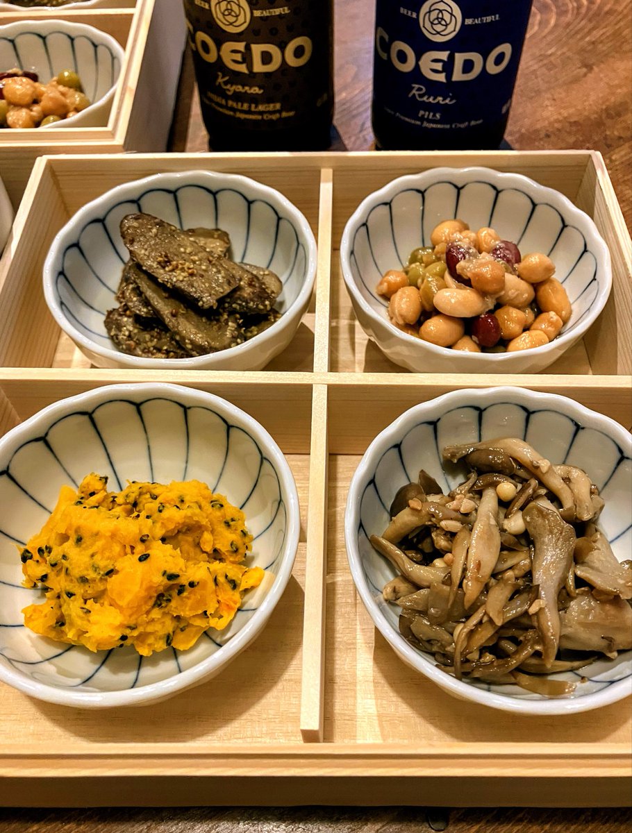 akudaikanZ's tweet photo. 銀週三日目 朝餉🍚🍻😈☔️

#大正浪漫夢通り にある、
#養生めし菜の香 さんから、
朝イチで朝餉が届きましたよ✨️

🌟秋の養生朝ごはん
・きのこと松の実の醤油麹和え 
・かぼちゃの黒ごまサラダ 
・粒ﾏｽﾀｰﾄﾞ香るごぼうのきんぴら
・お豆の醤油麹サラダ
・養生スープ
・十五穀米ごはん

🌟COEDOビール🍻🤪✨️

めっちゃ体に良すぎる‼️
悪代官のくせに‼️ꉂ🤣𐤔

ヘルシーに見えて全てがしっかり、ご飯のおかずになる…なんならビールのアテにもなる…たいへん美味な品々でした😋🙏✨️