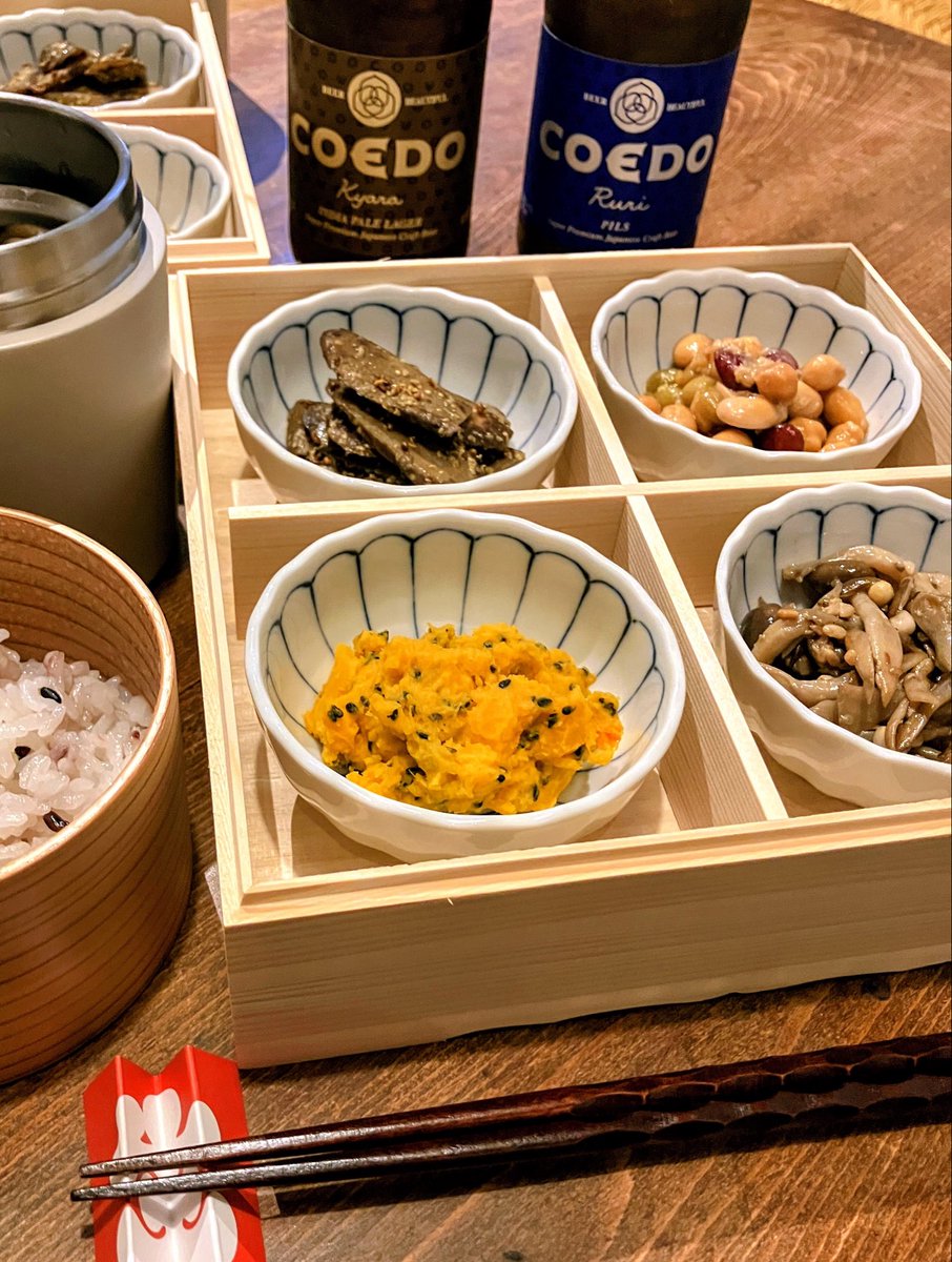 akudaikanZ's tweet photo. 銀週三日目 朝餉🍚🍻😈☔️

#大正浪漫夢通り にある、
#養生めし菜の香 さんから、
朝イチで朝餉が届きましたよ✨️

🌟秋の養生朝ごはん
・きのこと松の実の醤油麹和え 
・かぼちゃの黒ごまサラダ 
・粒ﾏｽﾀｰﾄﾞ香るごぼうのきんぴら
・お豆の醤油麹サラダ
・養生スープ
・十五穀米ごはん

🌟COEDOビール🍻🤪✨️

めっちゃ体に良すぎる‼️
悪代官のくせに‼️ꉂ🤣𐤔

ヘルシーに見えて全てがしっかり、ご飯のおかずになる…なんならビールのアテにもなる…たいへん美味な品々でした😋🙏✨️