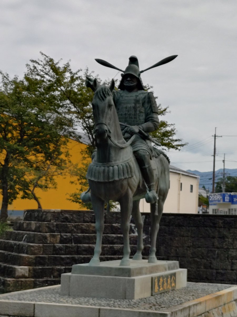 rhsnw6's tweet photo. お城など史跡に行くと、その地にゆかりのある偉人の銅像がある。
銅像見かけたらウズウズして絶対写真撮るマンになってる。
でも逆光で写真下手くそマンである。

①甲良町の藤堂高虎
②日野町の蒲生氏郷
③長浜城址の豊臣秀吉
④豊国神社（長浜市）の加藤清正 https://t.co/6FhfyLWtSo